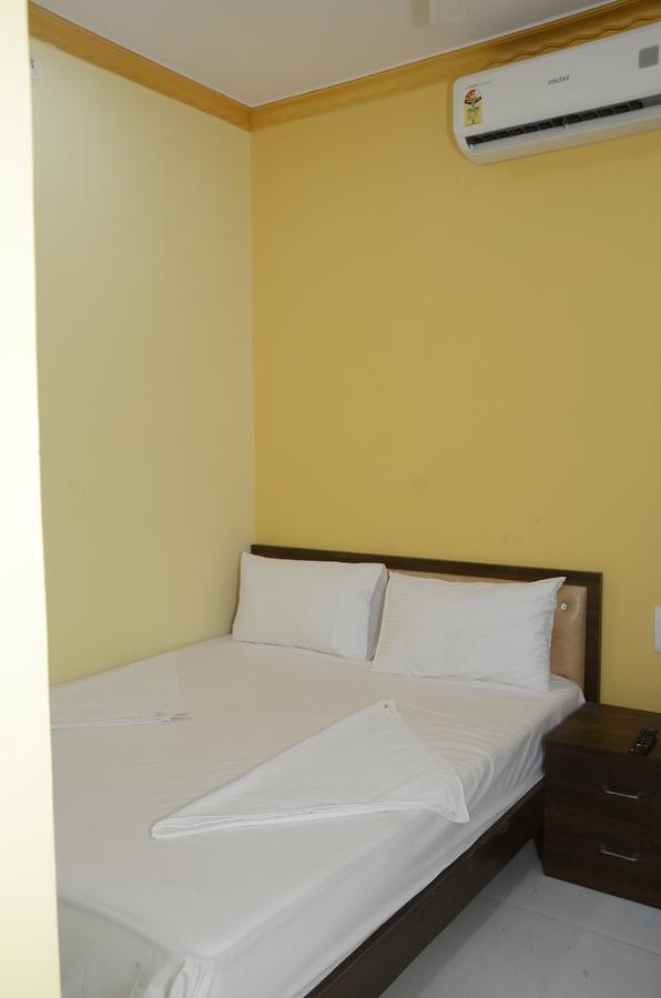 The United Hotel Mumbai Exterior foto